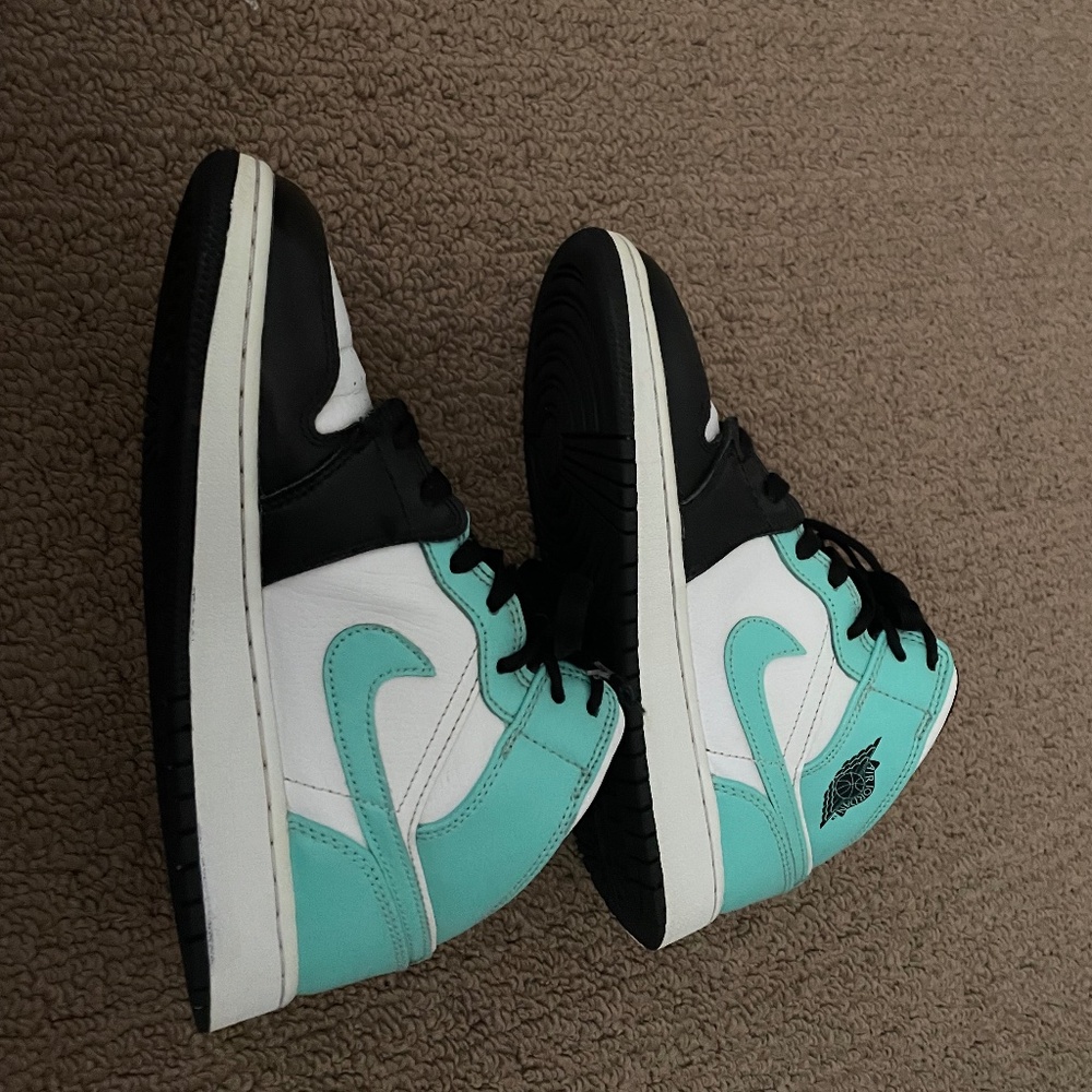 Air Jordan 1 Mid  Size 5 Youth